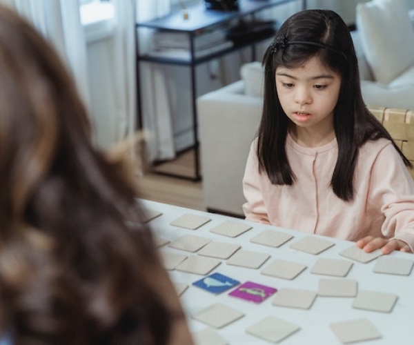 How does a speech pathologist work with autism? Image